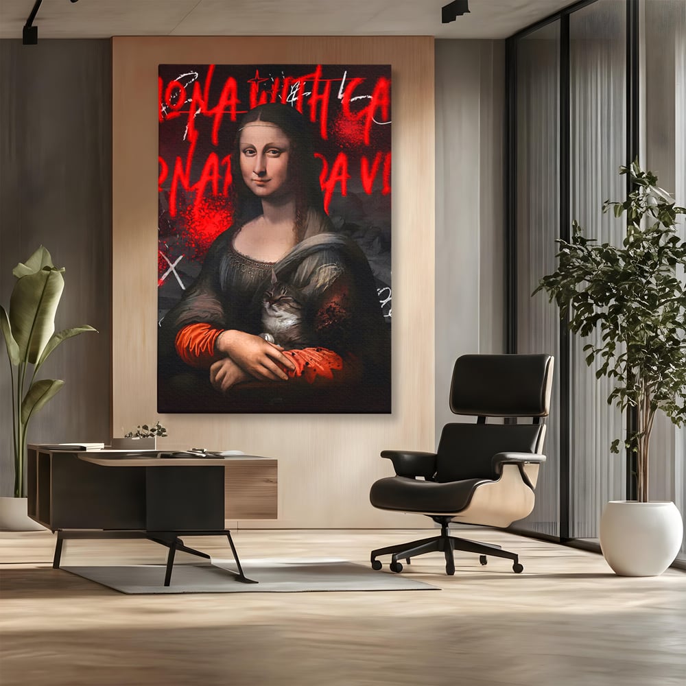 Tablou canvas cu tablou canvas cu mona lisa si o pisica, fara rama, pe sasiu de lemn, pe perete intr-un birou